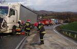  Wypadek samochodu dostawczego z ciężarowym w Domaradzu foto: www.ry-sa.pl